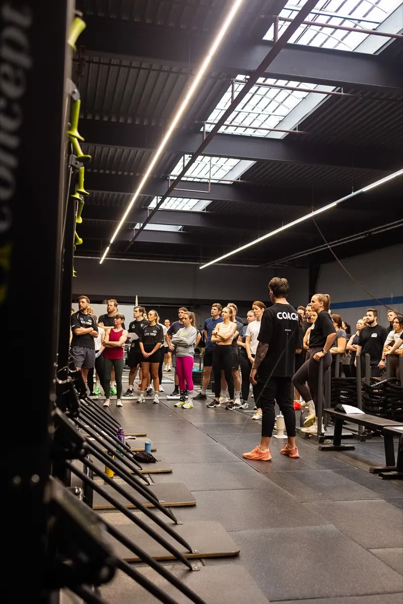 Coach briefed die Gruppe vor dem Workout