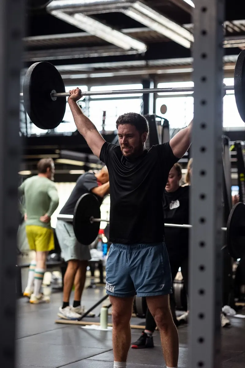 Mitglieder von CrossFit069 in der Trainingshalle